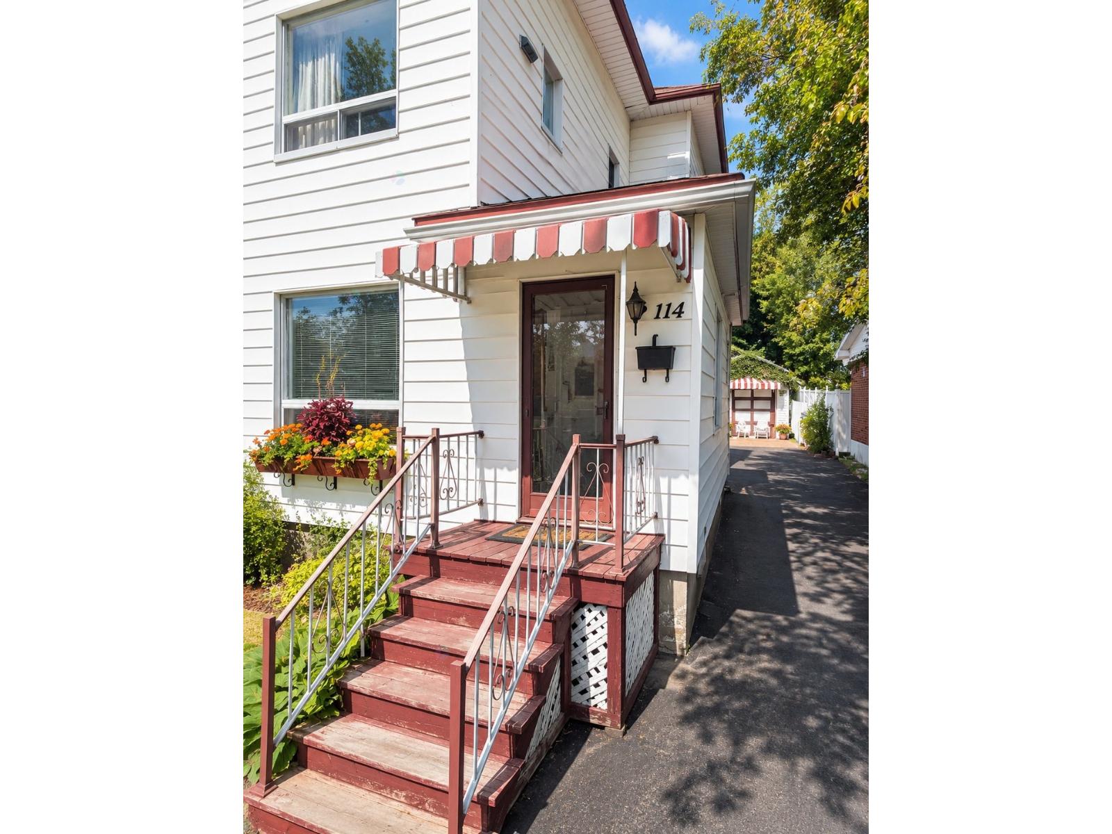114-116 Rue Ste-Thérèse Cowansville Quebec Canada J2K1R6 3