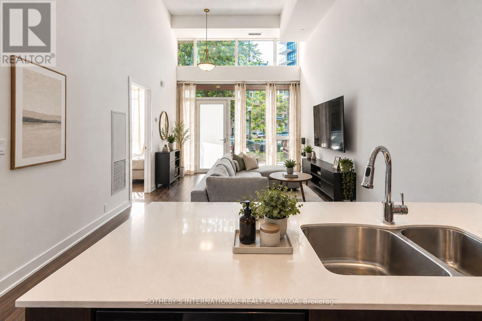 Th7 - 20 Bruyeres Mews, Toronto, Ontario  M5V 0G8 - Photo 5 - C13782278
