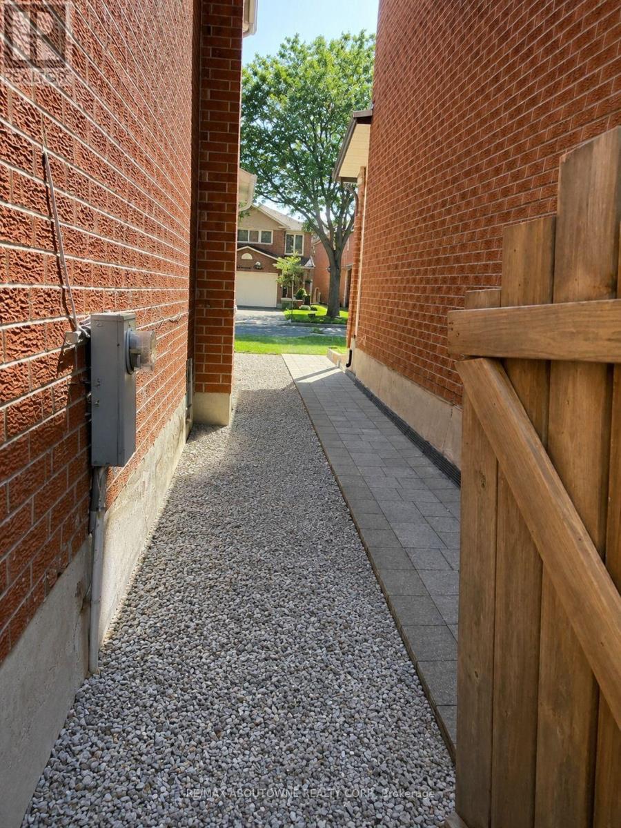 Upper - 14 Charcoal Drive, Toronto, Ontario  M1C 3V1 - Photo 12 - E13782212