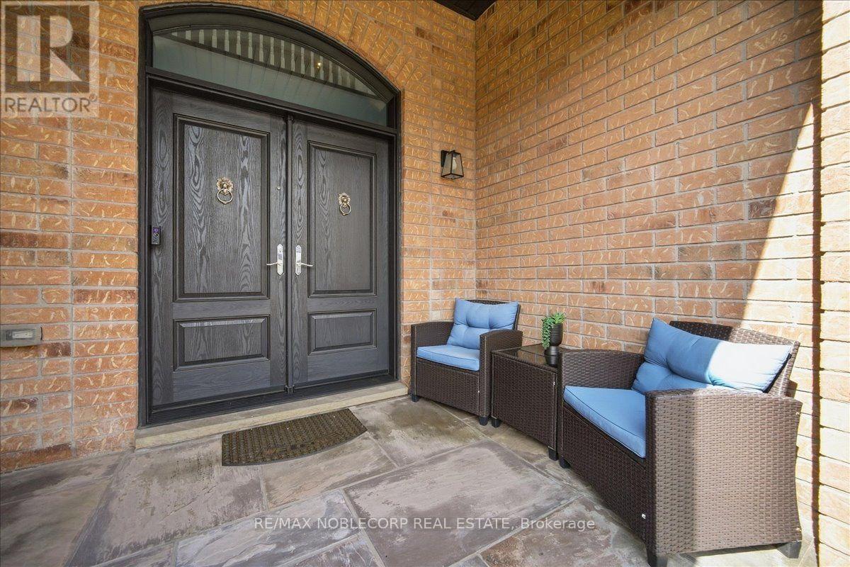 15 Degrey Drive, Brampton, Ontario  L6P 3T6 - Photo 4 - W13782454