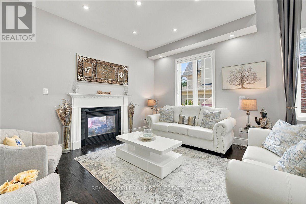 15 Degrey Drive, Brampton, Ontario  L6P 3T6 - Photo 7 - W13782454
