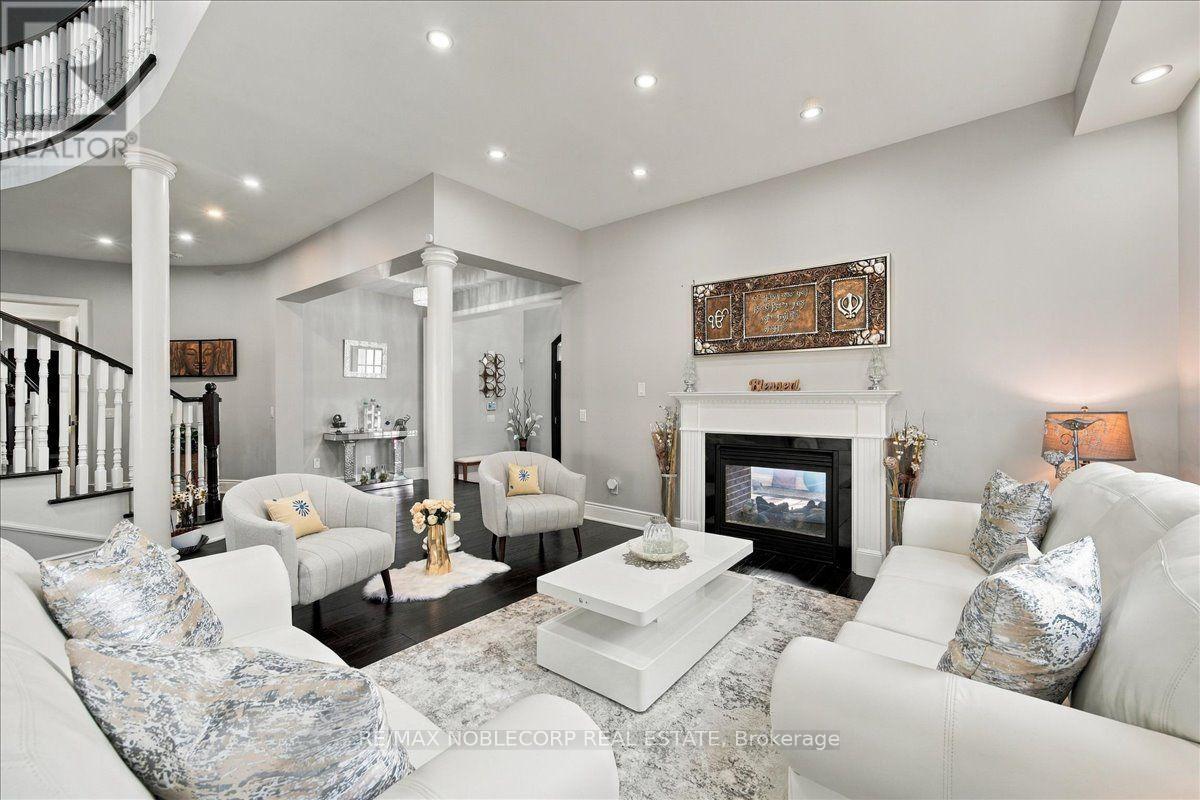 15 Degrey Drive, Brampton, Ontario  L6P 3T6 - Photo 8 - W13782454