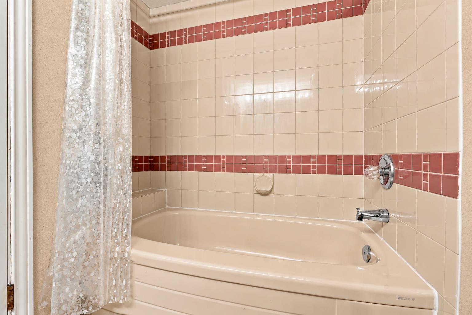 203 1840 E Southmere Crescent, Surrey, British Columbia  V4A 9C5 - Photo 28 - R3165212