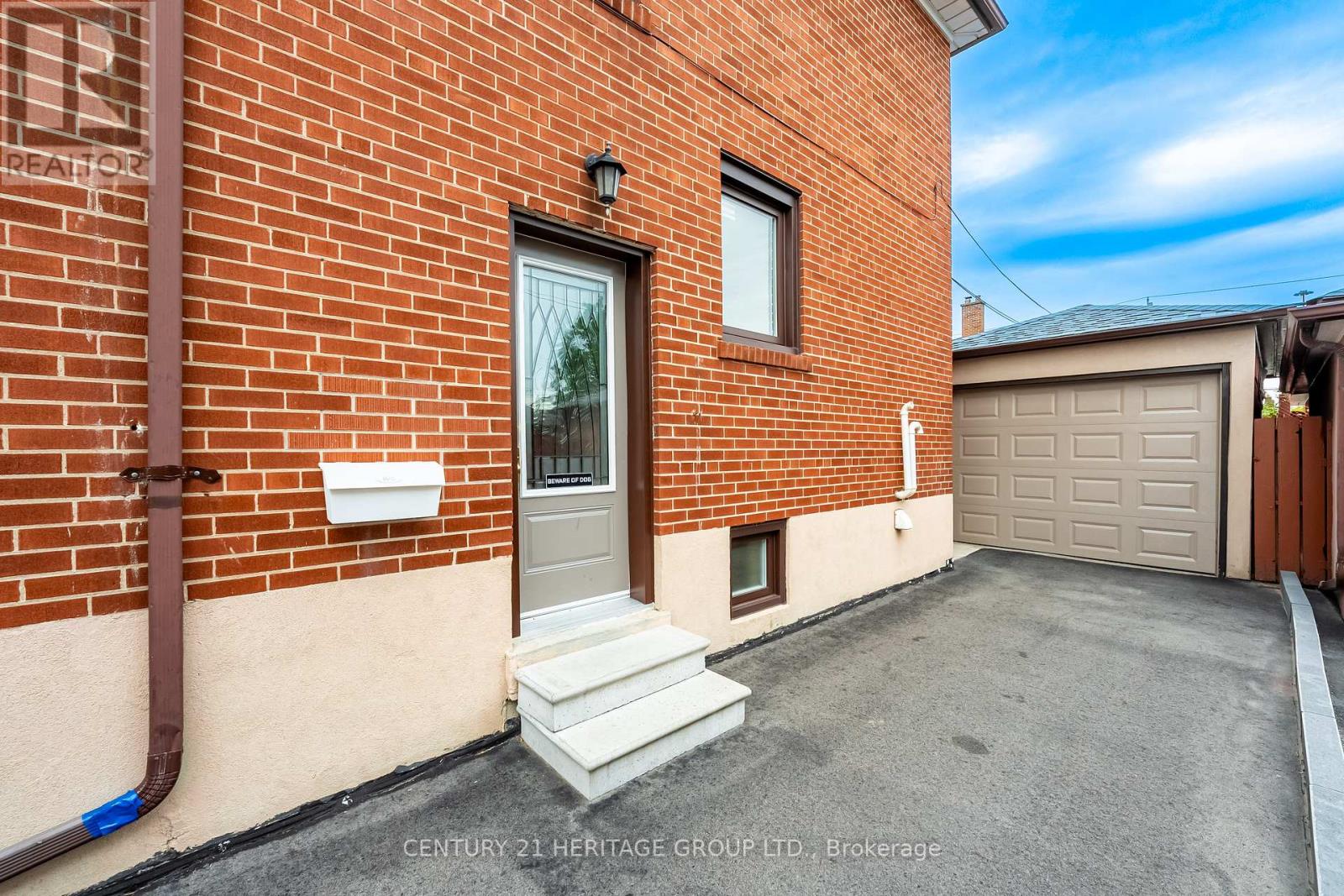 19 Lantos Court, Toronto, Ontario  M3M 1G4 - Photo 4 - W13479286