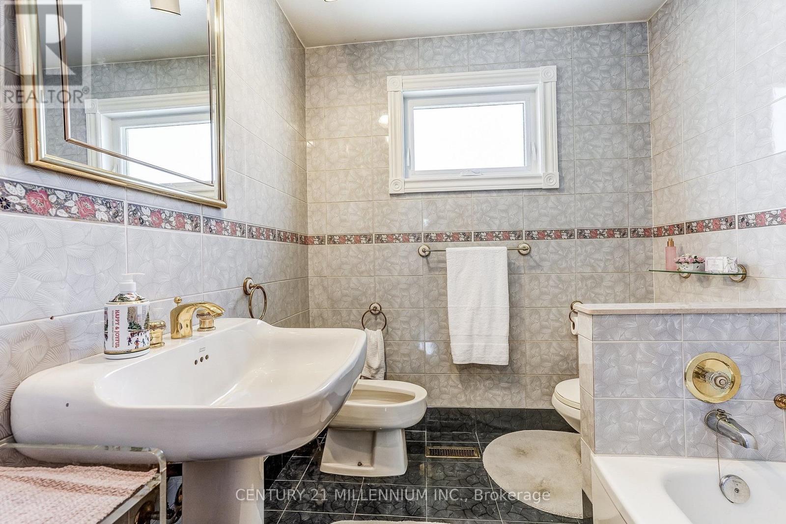 239 Driftwood Avenue, Toronto, Ontario M3N 2N4 - Photo 16 - W13782528