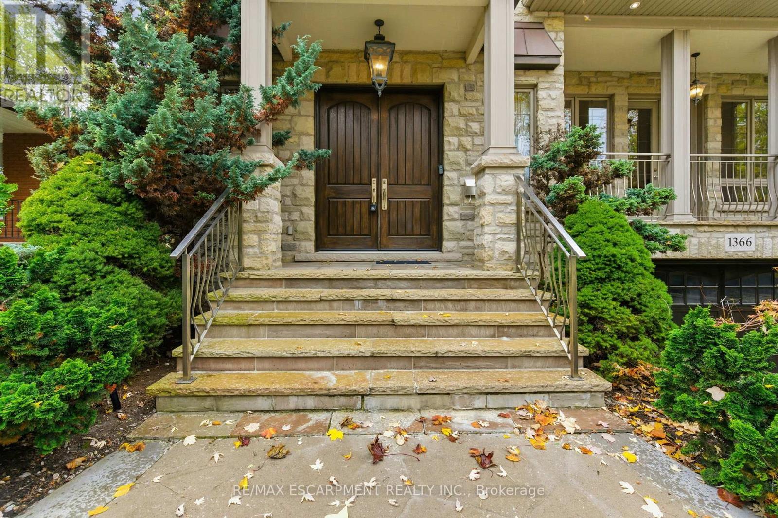 1366 Wilson Avenue, Mississauga, Ontario  L5G 3K2 - Photo 2 - W13782676