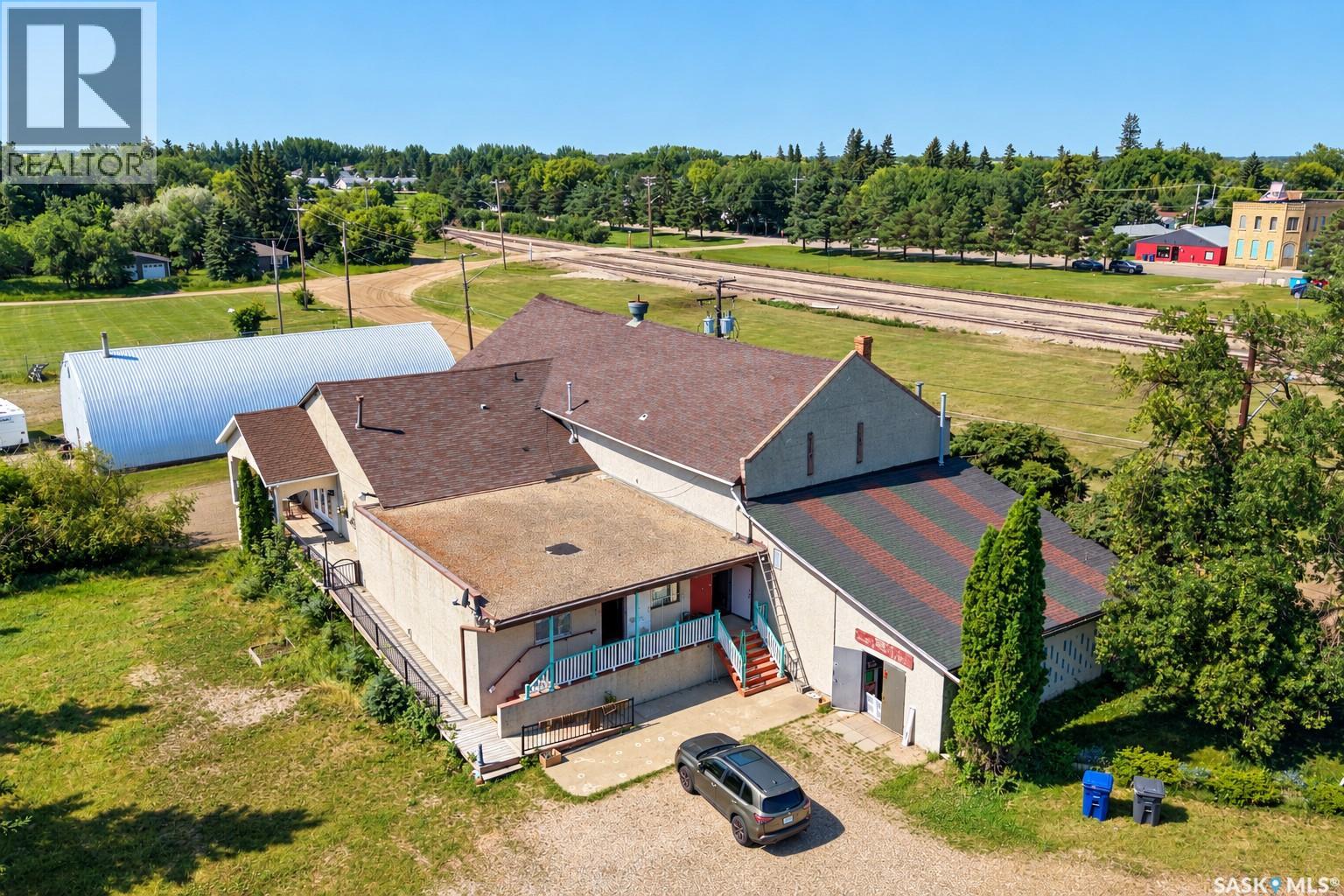 711 Railway AVENUE E photo 1