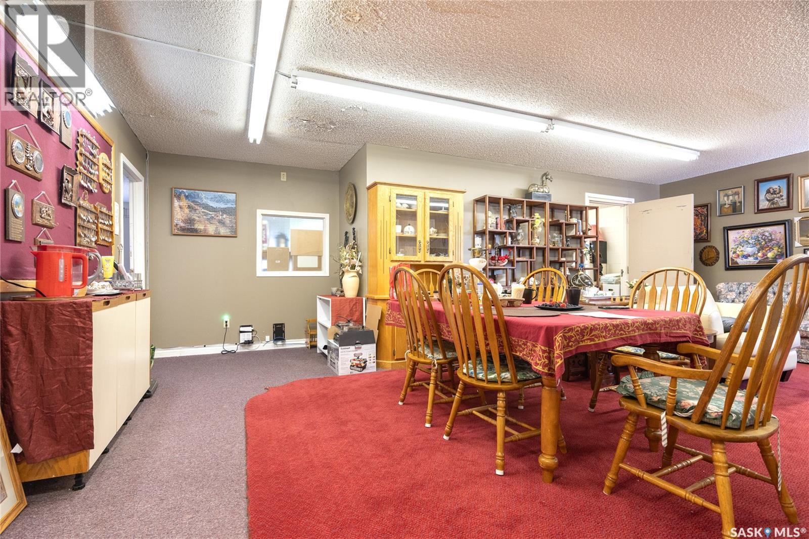 711 Railway AVENUE E photo 3