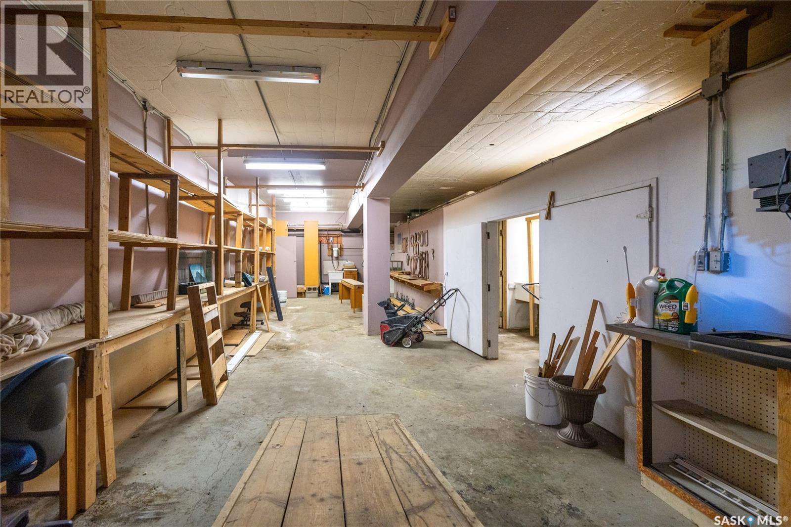 711 Railway AVENUE E photo 43