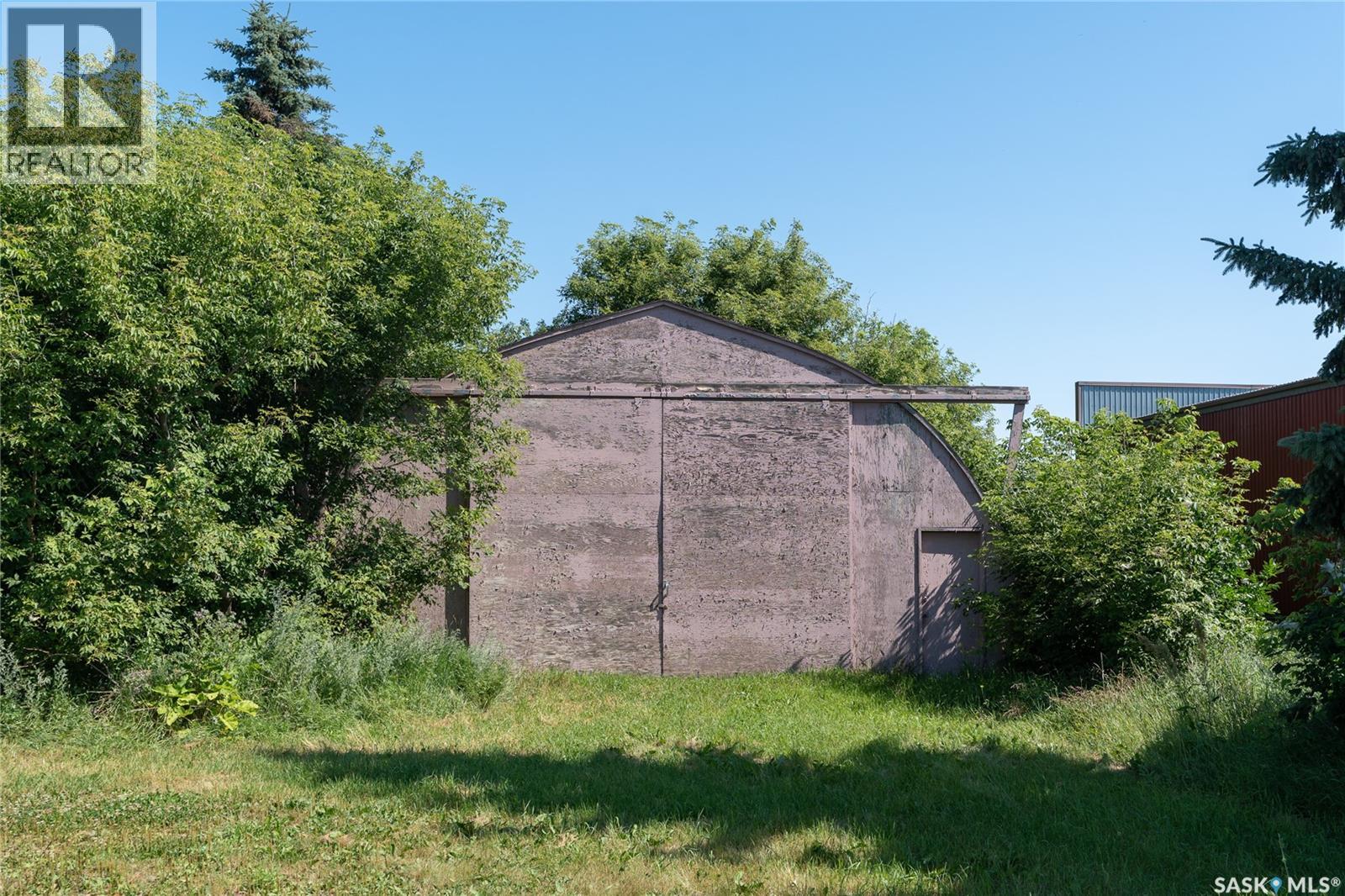 711 Railway AVENUE E photo 48