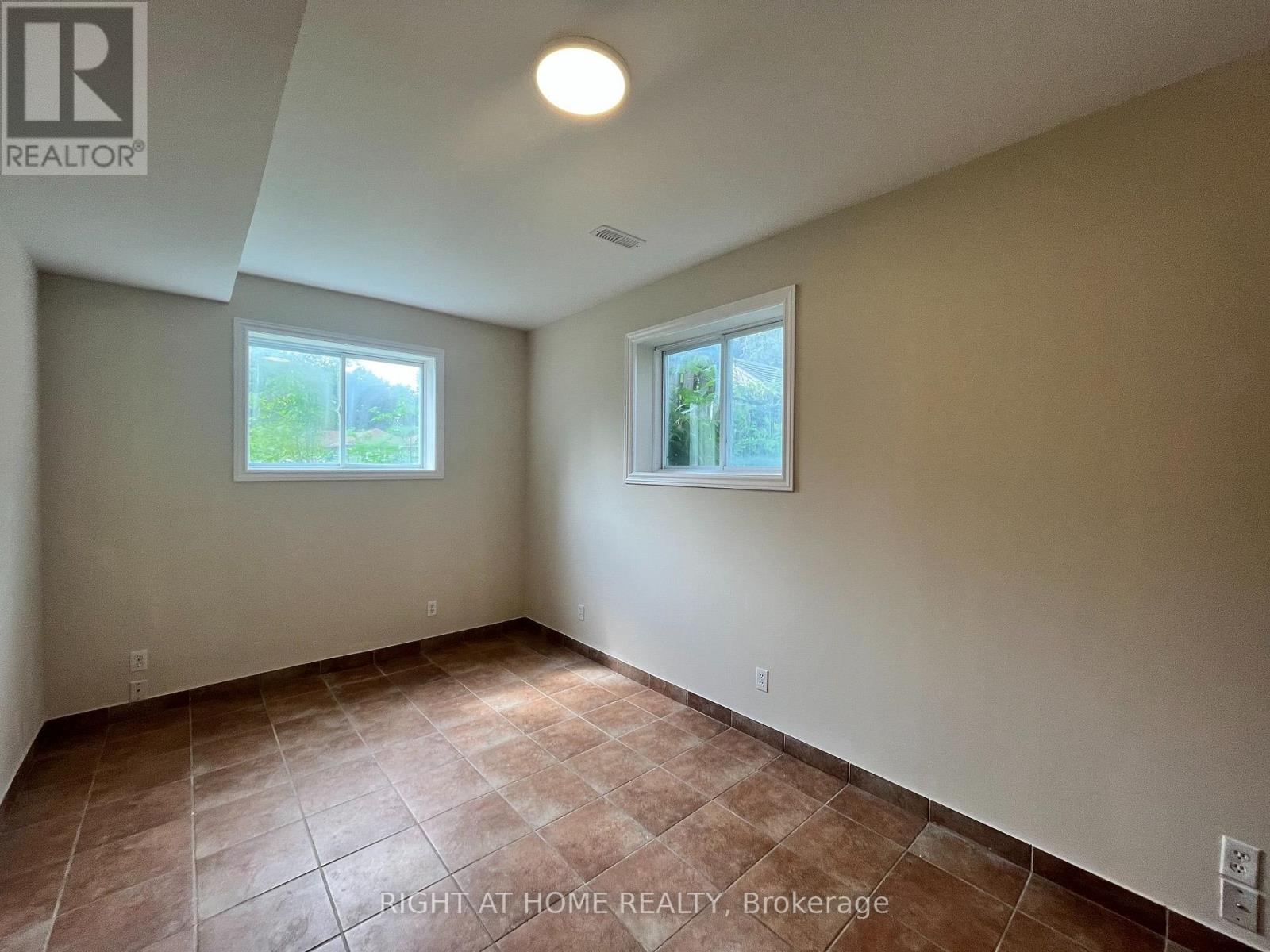 379 The Queensway Road S, Georgina, Ontario  L4P 2C4 - Photo 15 - N13782786