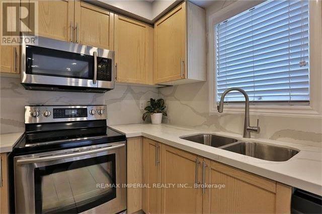 344 Riverstone Drive, Oakville, Ontario  L6H 7M3 - Photo 9 - W13782738