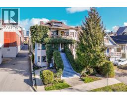 160 E 10TH STREET, North Vancouver, British Columbia