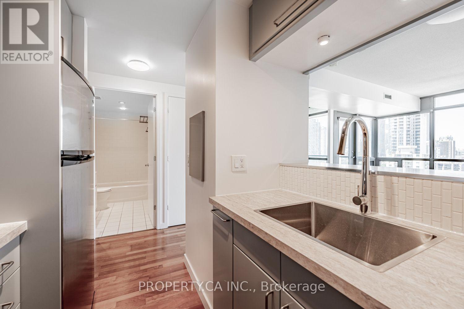 1803 - 285 Mutual Street, Toronto (Church-Yonge Corridor), Ontario  M4Y 3C5 - Photo 4 - C13782910