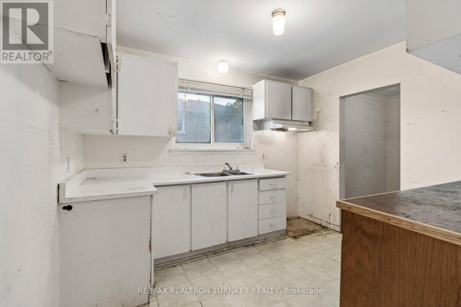 105 Bolton Avenue, Newmarket (Huron Heights-Leslie Valley), Ontario  L3Y 2X3 - Photo 10 - N13782856