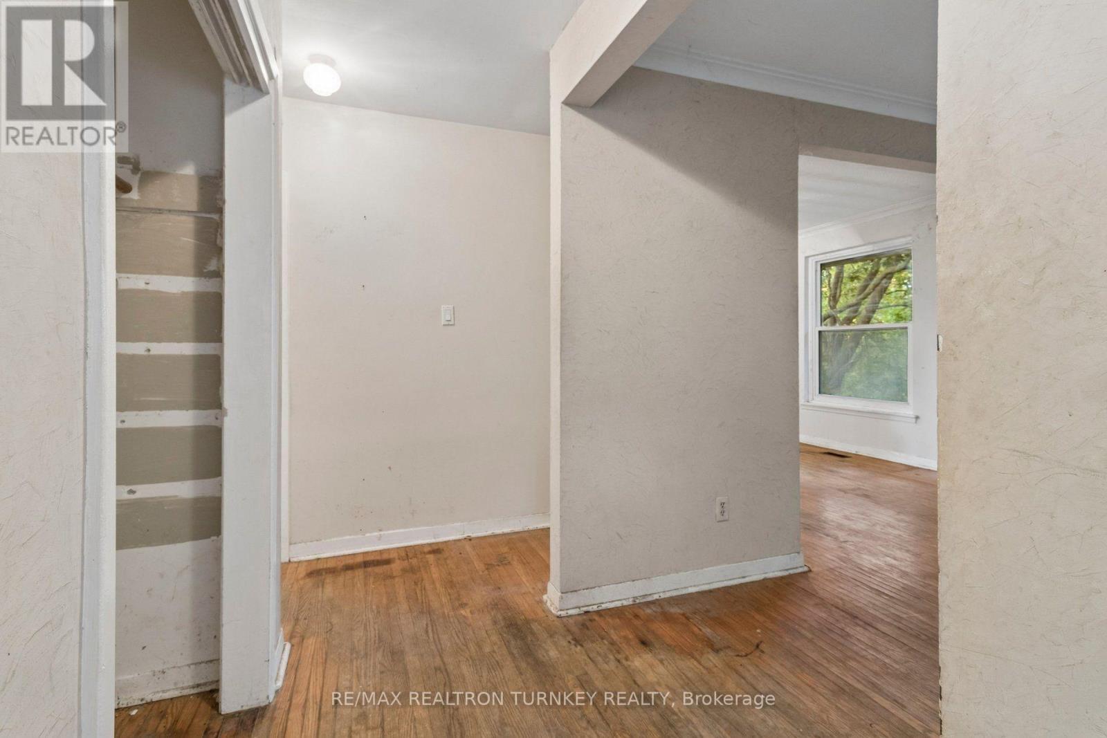 105 Bolton Avenue, Newmarket (Huron Heights-Leslie Valley), Ontario  L3Y 2X3 - Photo 14 - N13782856