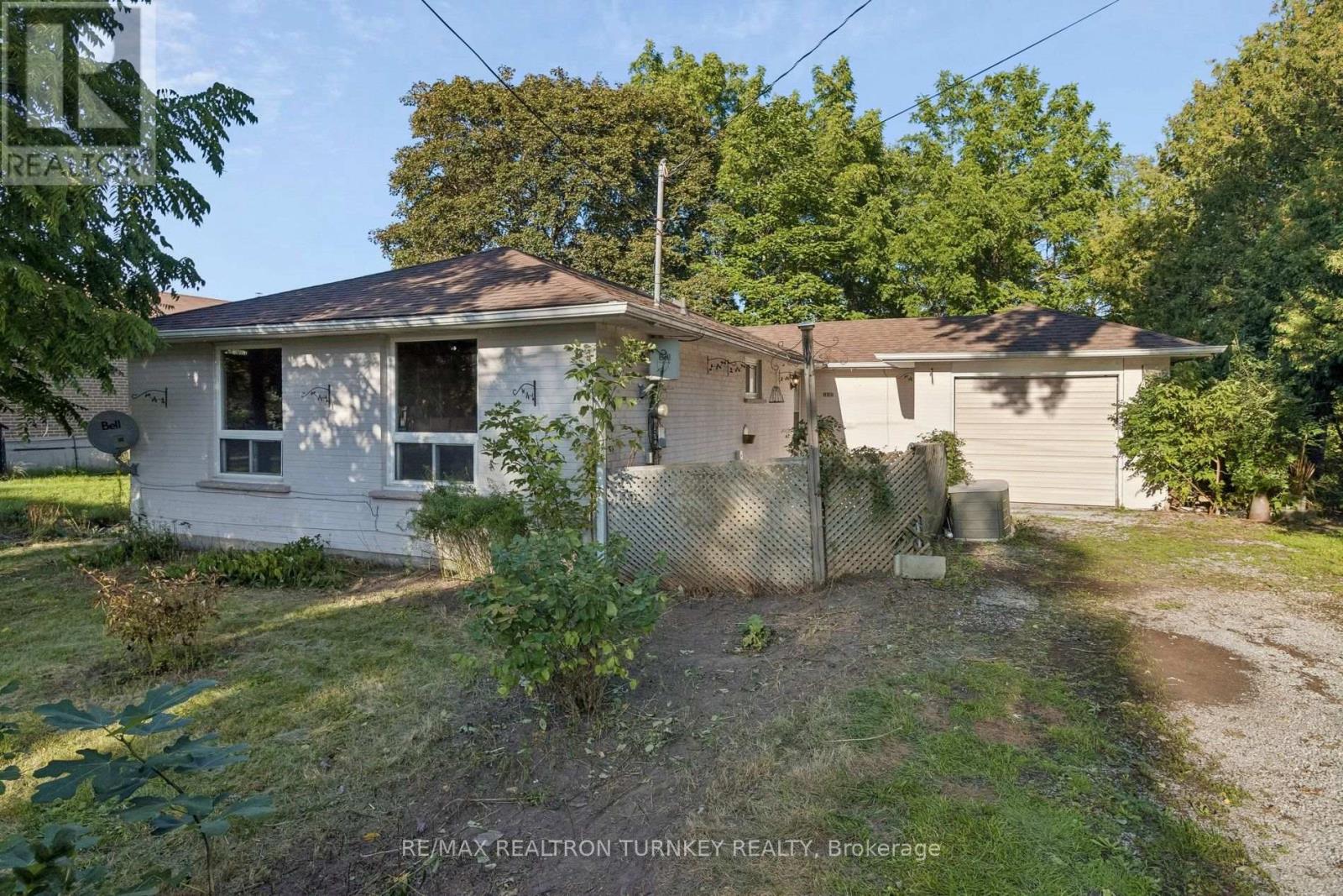 105 Bolton Avenue, Newmarket (Huron Heights-Leslie Valley), Ontario  L3Y 2X3 - Photo 2 - N13782856