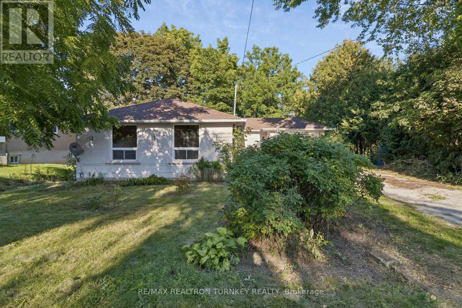 105 Bolton Avenue, Newmarket (Huron Heights-Leslie Valley), Ontario  L3Y 2X3 - Photo 3 - N13782856
