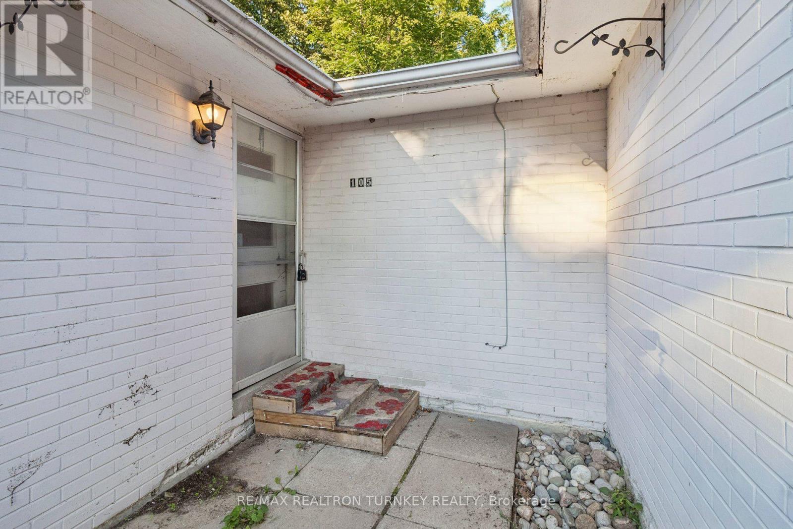 105 Bolton Avenue, Newmarket (Huron Heights-Leslie Valley), Ontario  L3Y 2X3 - Photo 33 - N13782856