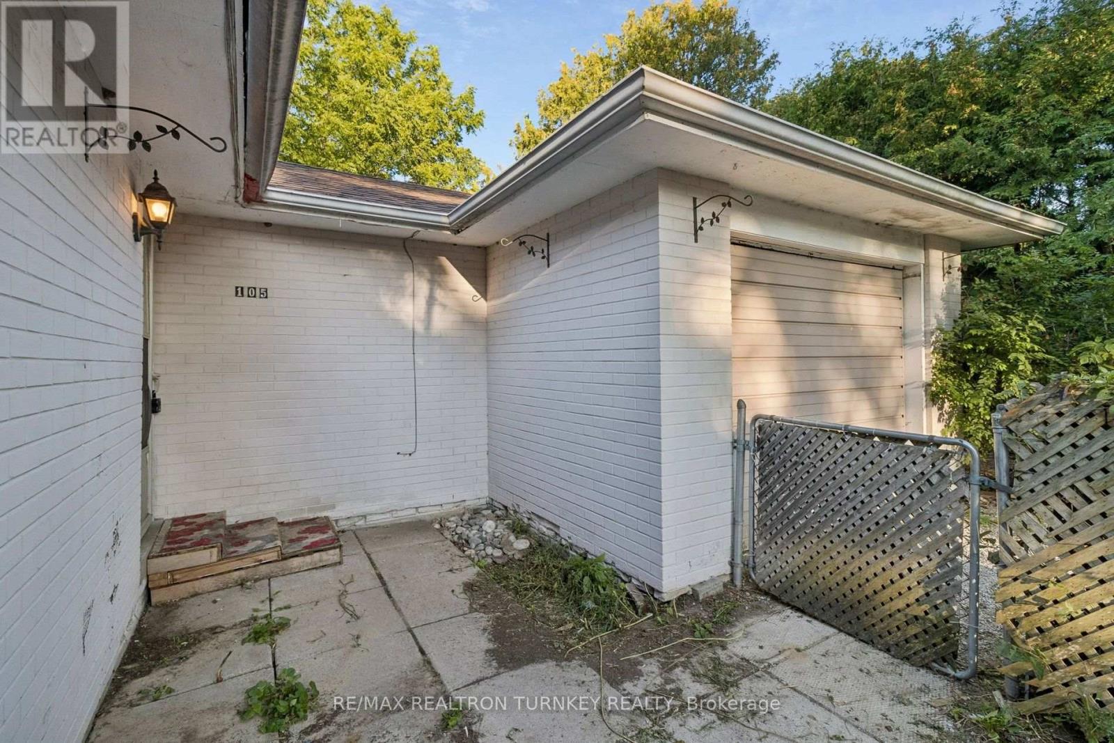 105 Bolton Avenue, Newmarket (Huron Heights-Leslie Valley), Ontario  L3Y 2X3 - Photo 34 - N13782856