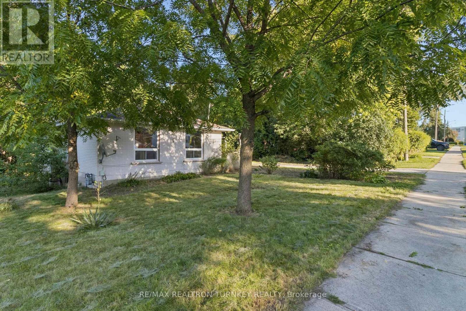 105 Bolton Avenue, Newmarket (Huron Heights-Leslie Valley), Ontario  L3Y 2X3 - Photo 4 - N13782856