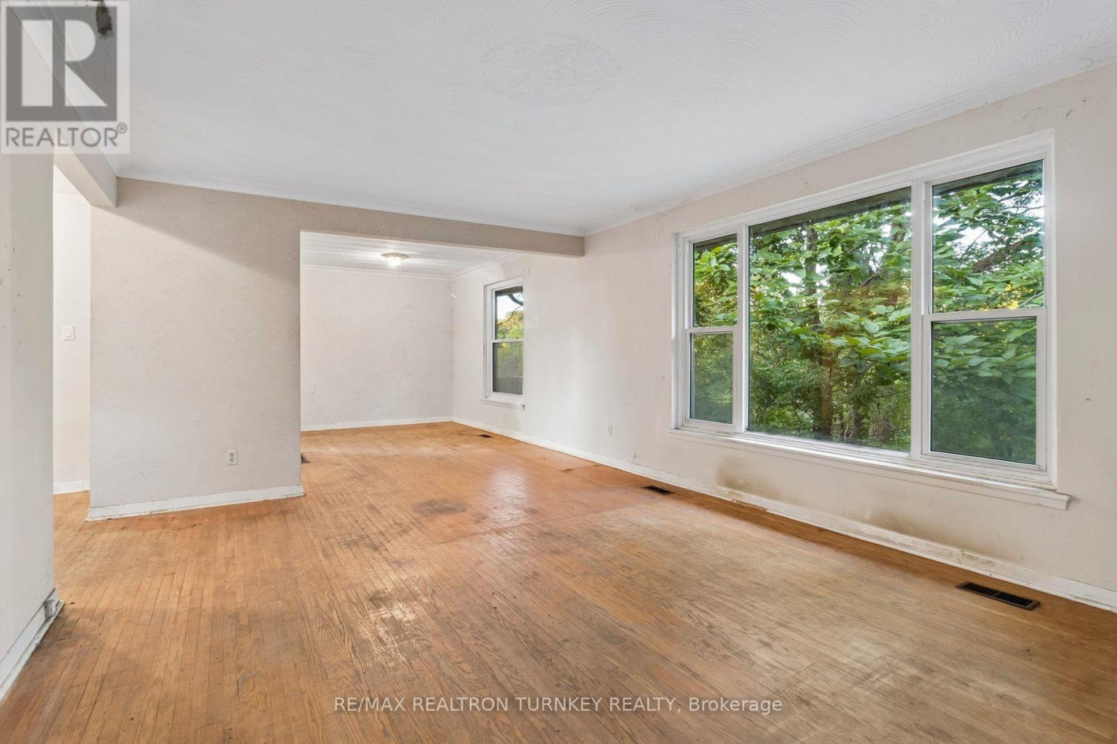 105 Bolton Avenue, Newmarket (Huron Heights-Leslie Valley), Ontario  L3Y 2X3 - Photo 6 - N13782856