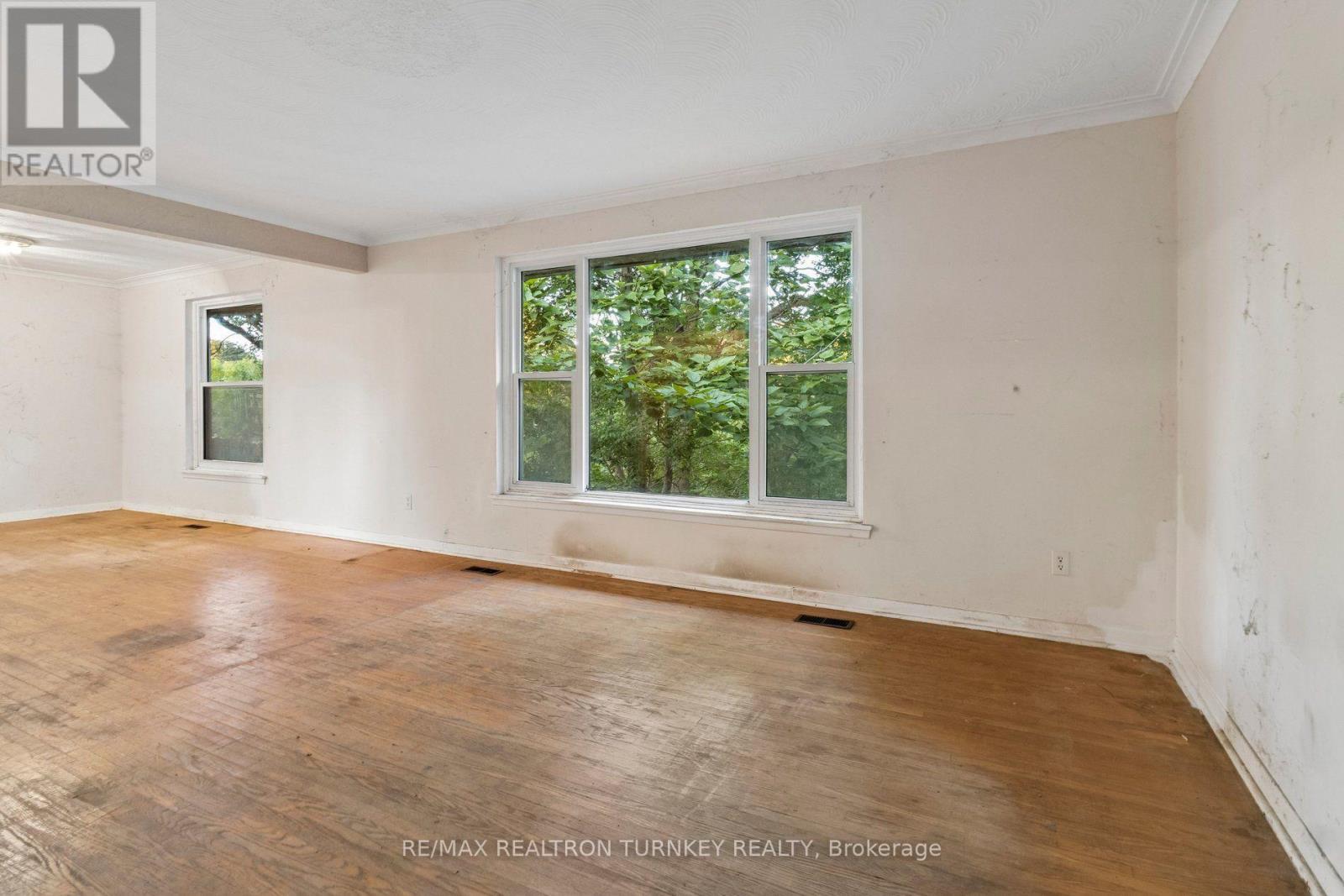 105 Bolton Avenue, Newmarket (Huron Heights-Leslie Valley), Ontario  L3Y 2X3 - Photo 7 - N13782856