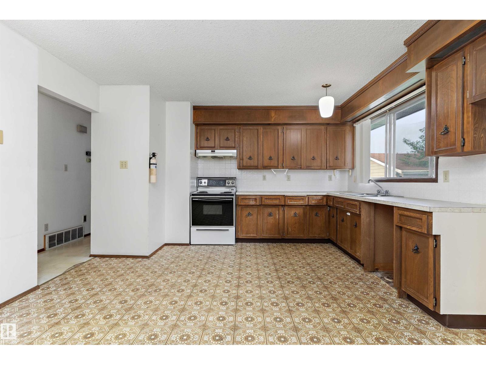 1139 68 St NW, Edmonton, Alberta  T6K 3K3 - Photo 4 - E4508654