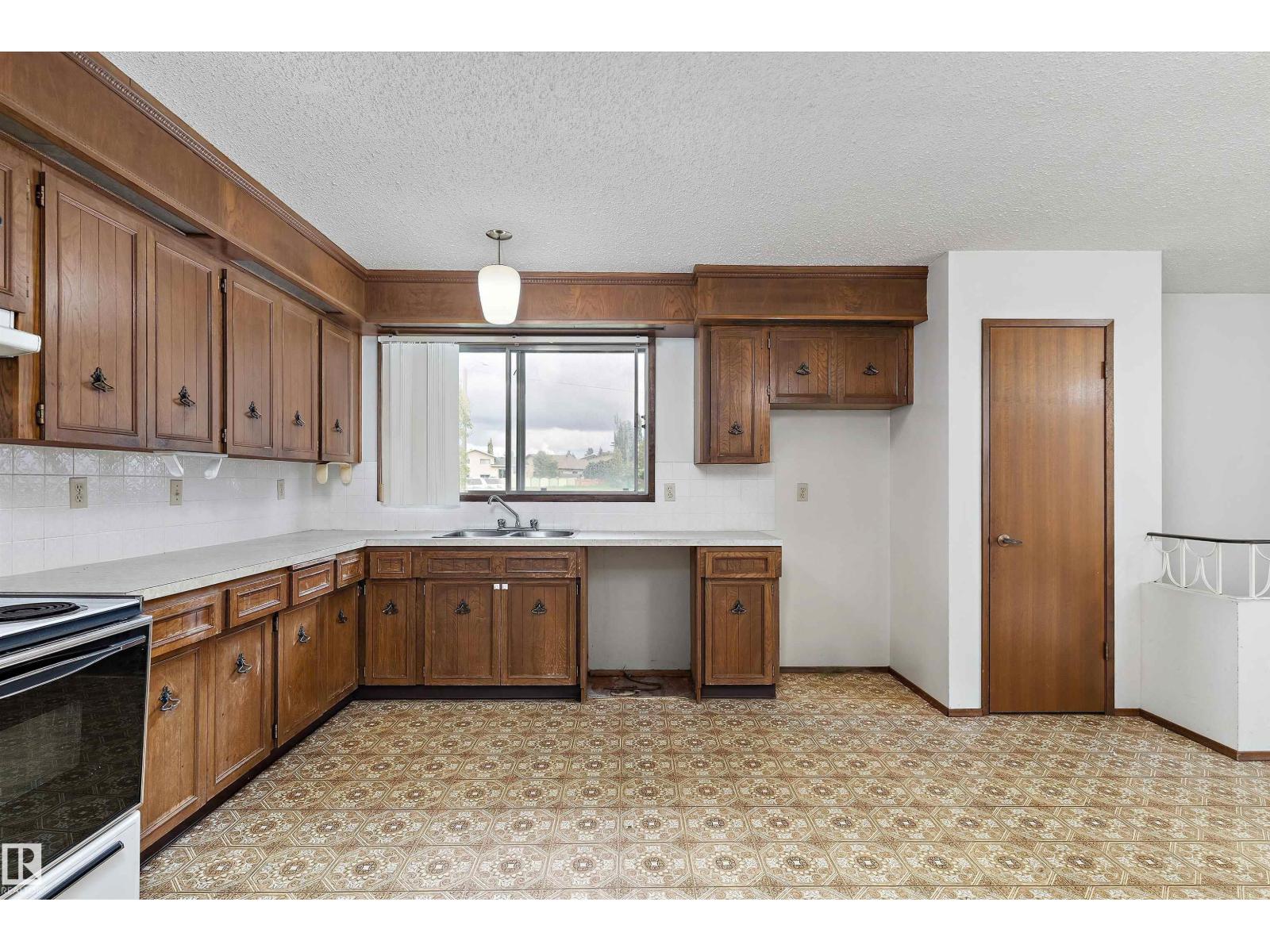 1139 68 St NW, Edmonton, Alberta  T6K 3K3 - Photo 5 - E4508654