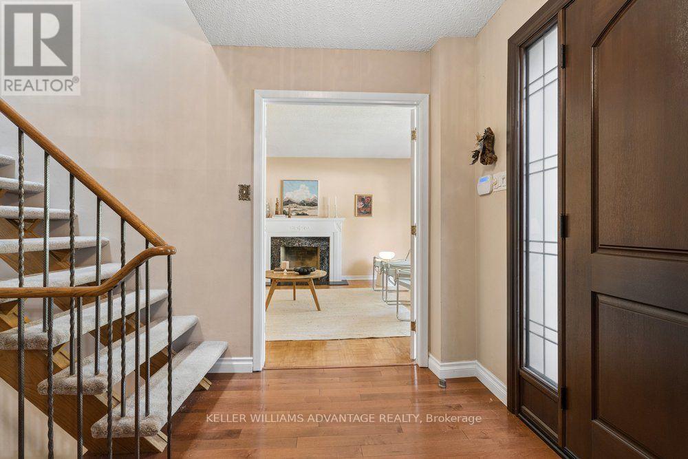 2192 Castlestone Court, Mississauga, Ontario  L5B 1Y1 - Photo 4 - W13782842