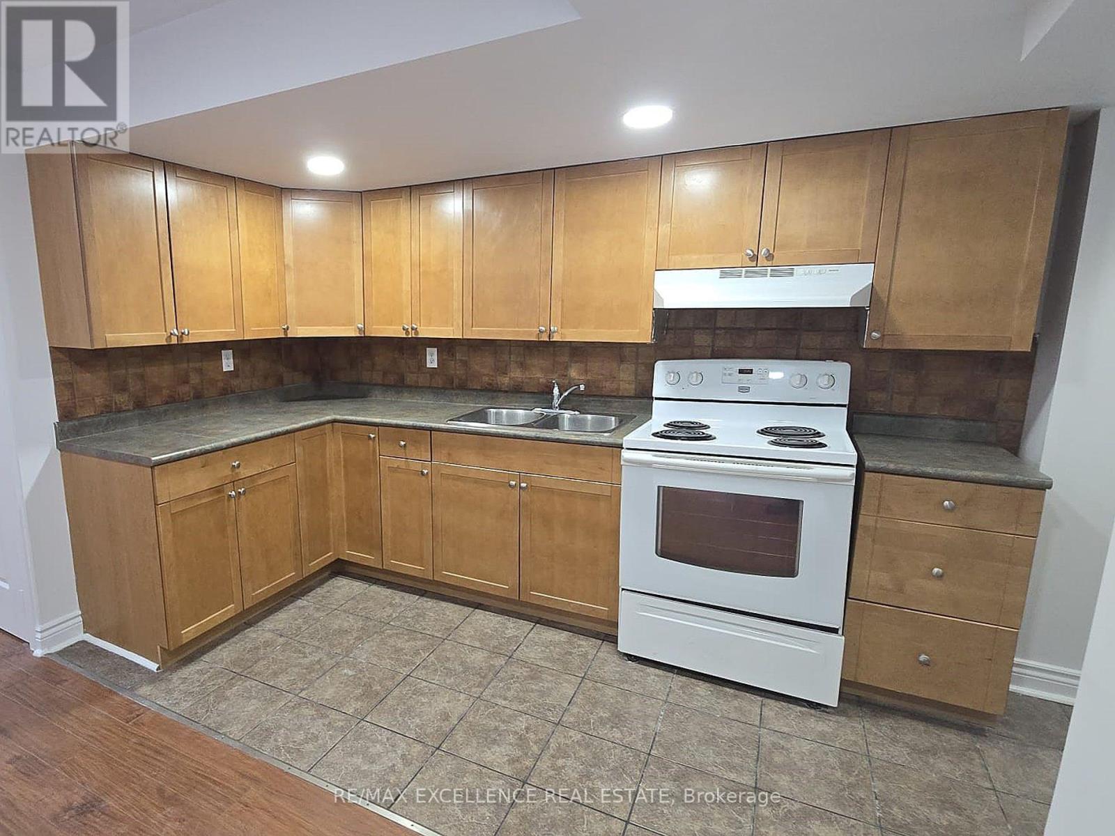 5553 Bonnie Street, Mississauga, Ontario  L5M 0N7 - Photo 3 - W13780868