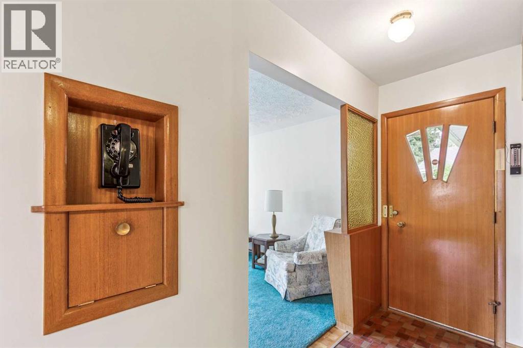 28 Gainsborough Drive SW, Calgary, Alberta  T3E 4W7 - Photo 2 - A2344269