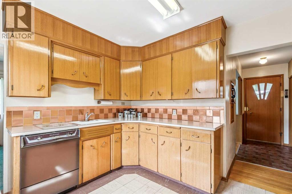 28 Gainsborough Drive SW, Calgary, Alberta  T3E 4W7 - Photo 12 - A2344269