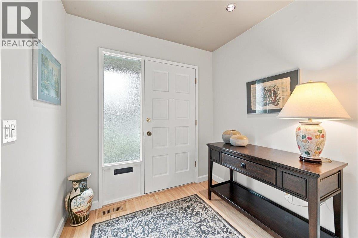 976 Corona Crescent, Coquitlam, British Columbia  V3J 6Y9 - Photo 3 - R3165261