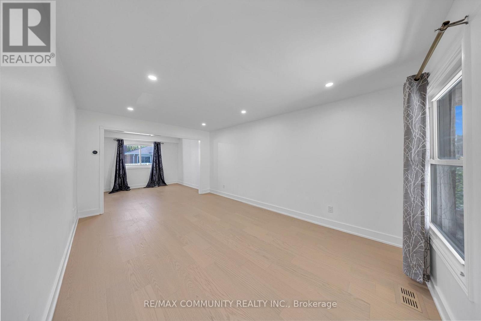 Main - 1640 Tawnberry Street, Pickering, Ontario  L1X 2C2 - Photo 4 - E13783036