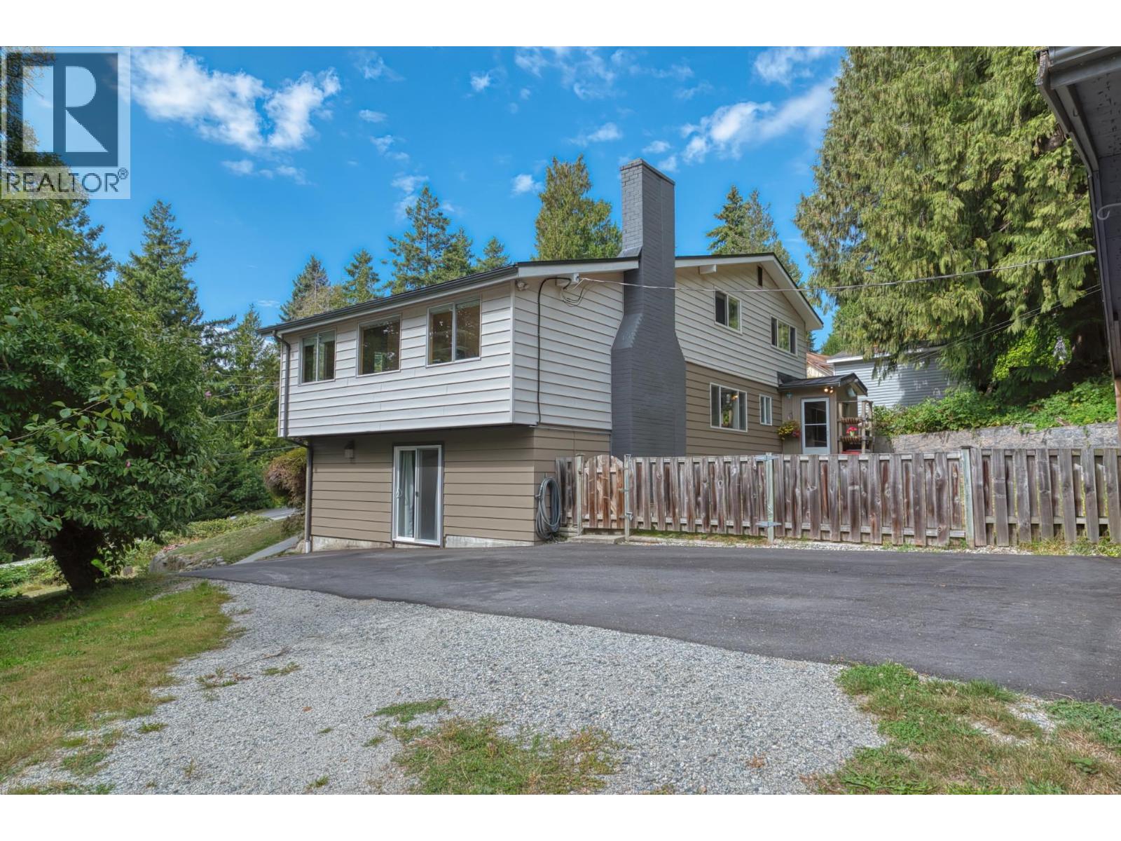 4898 Sunshine Coast Highway, Sechelt, British Columbia  V7Z 0B7 - Photo 2 - R3165312