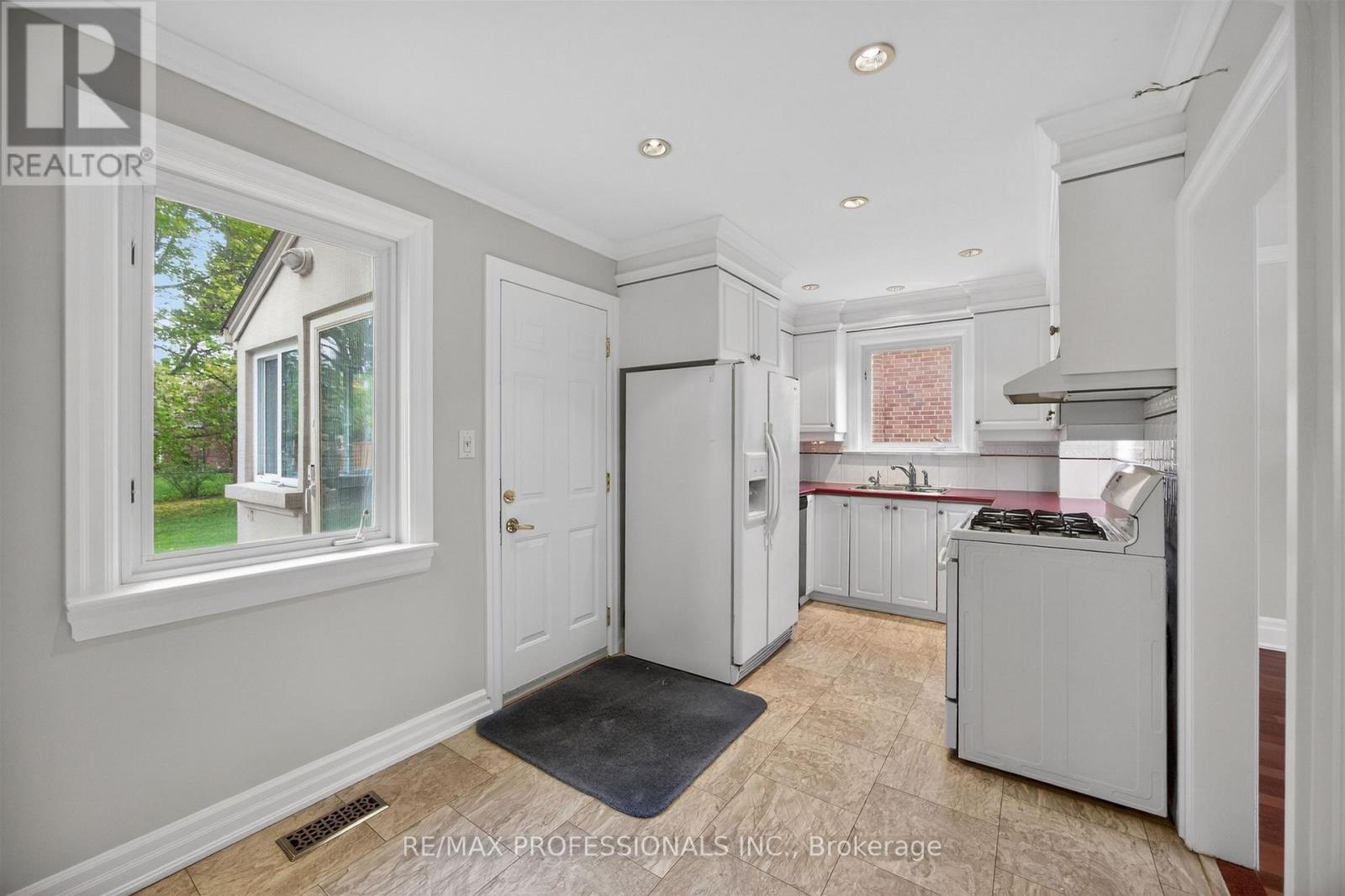 27 Nottingham Drive, Toronto (Edenbridge-Humber Valley), Ontario  M9A 2W4 - Photo 15 - W13783096