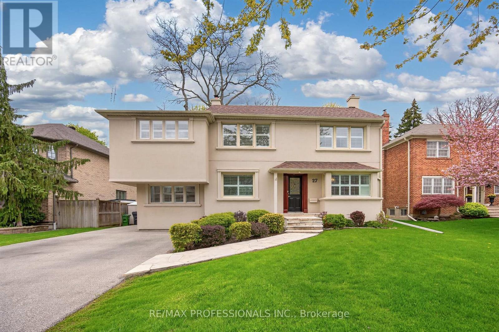 27 Nottingham Drive, Toronto (Edenbridge-Humber Valley), Ontario  M9A 2W4 - Photo 2 - W13783096