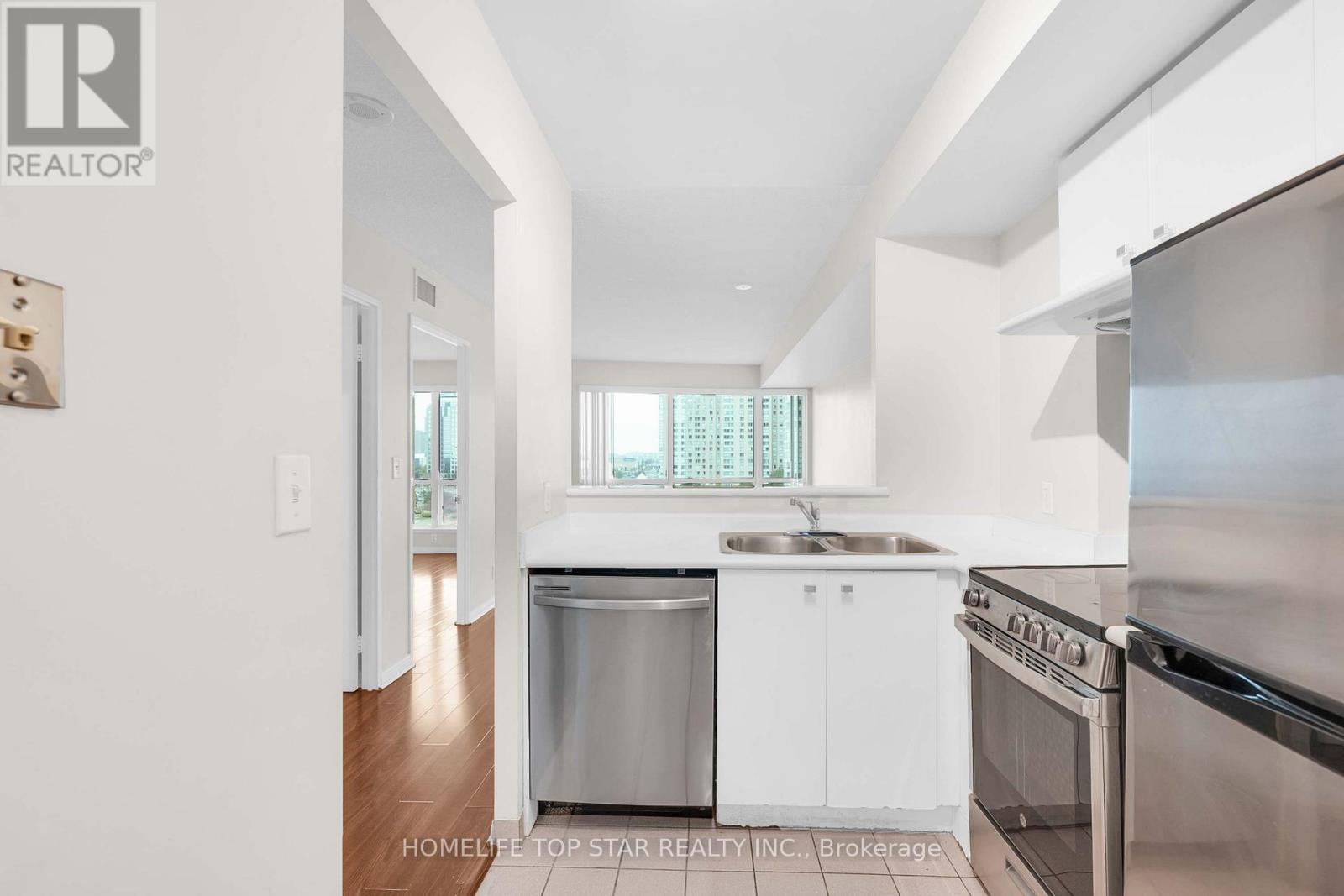 1011 - 8 Lee Centre Drive, Toronto, Ontario  M1H 3H8 - Photo 17 - E13773836