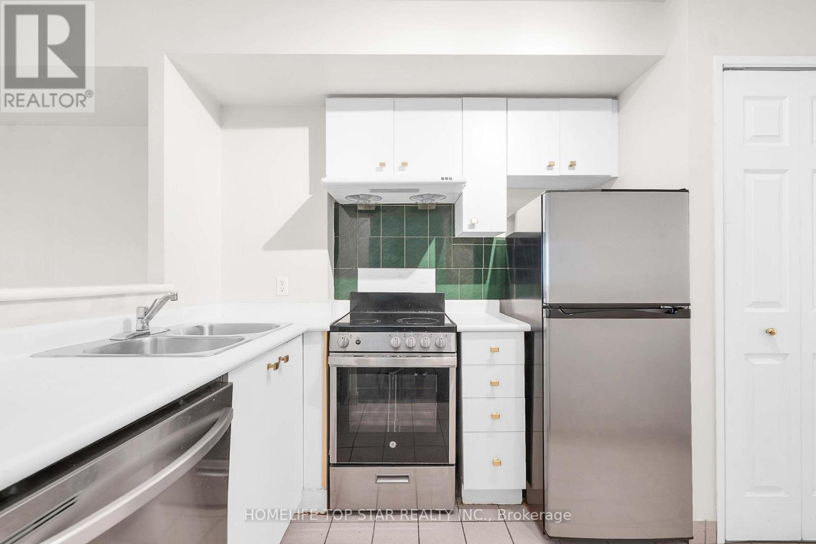 1011 - 8 Lee Centre Drive, Toronto, Ontario  M1H 3H8 - Photo 16 - E13773836