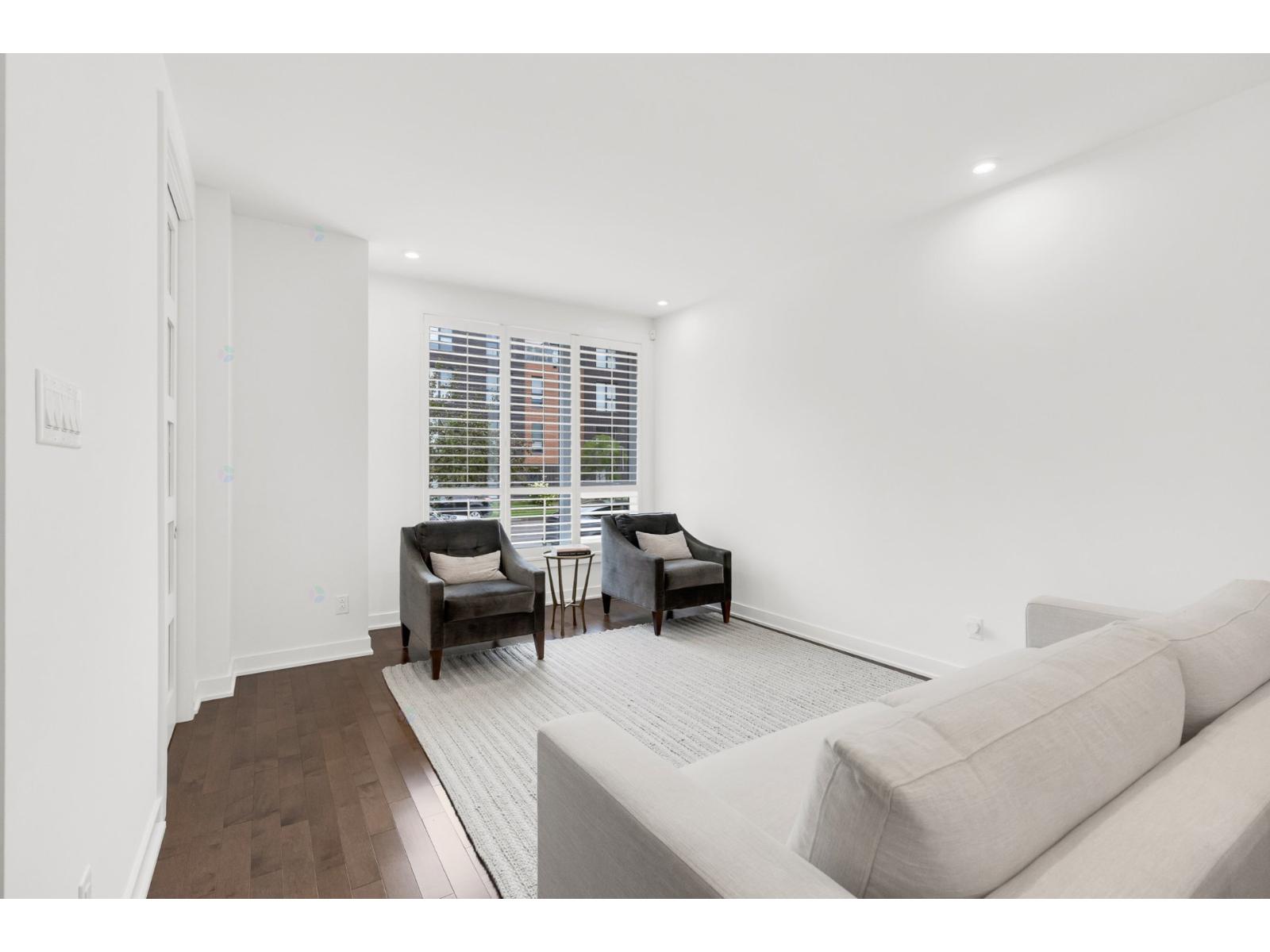 2412 Rue des Équinoxes Montréal (Saint-Laurent) Quebec Canada H4R0M7 5