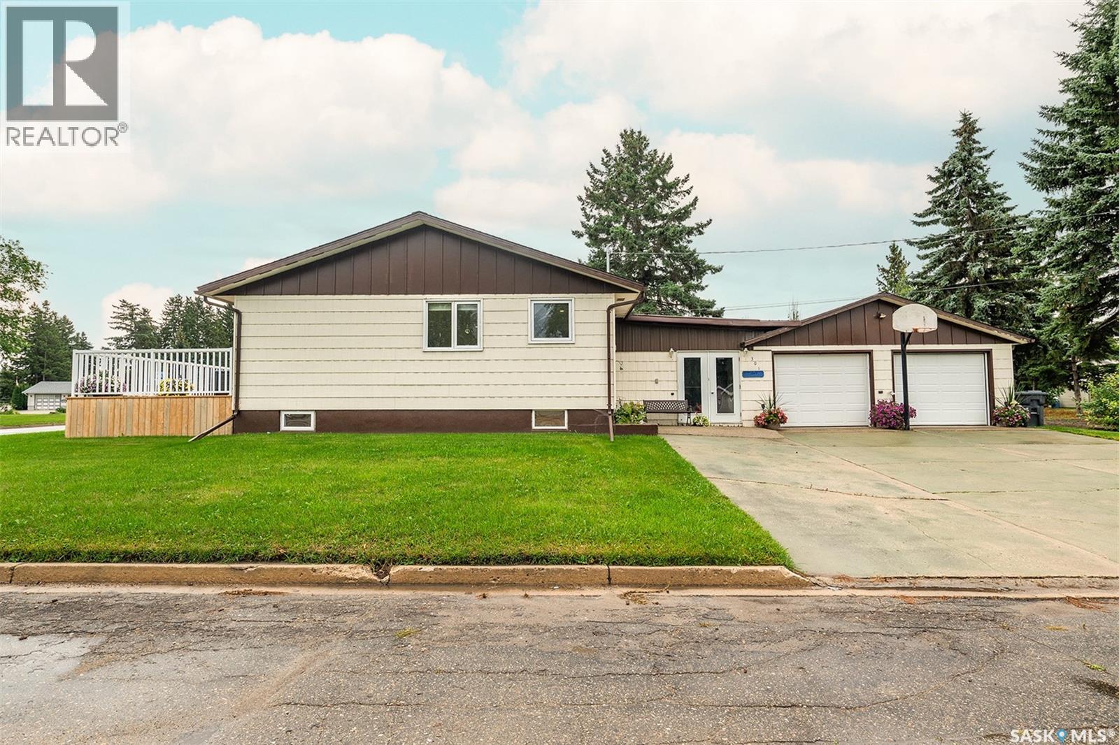 301 9th Street E, Wynyard, Saskatchewan  S0A 4T0 - Photo 1 - SK048443