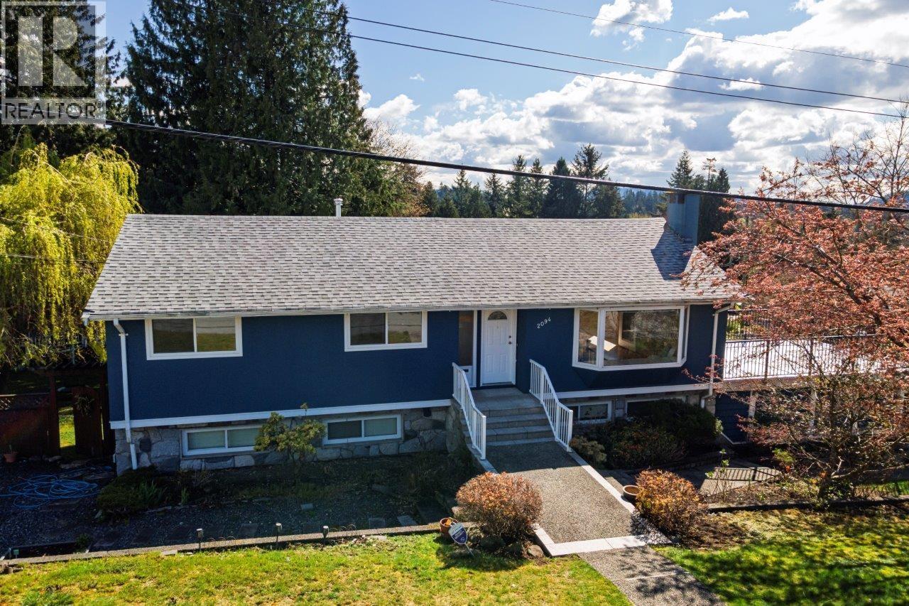 2094 Viewlynn Drive, North Vancouver, British Columbia  V7J 2W8 - Photo 2 - R3165373