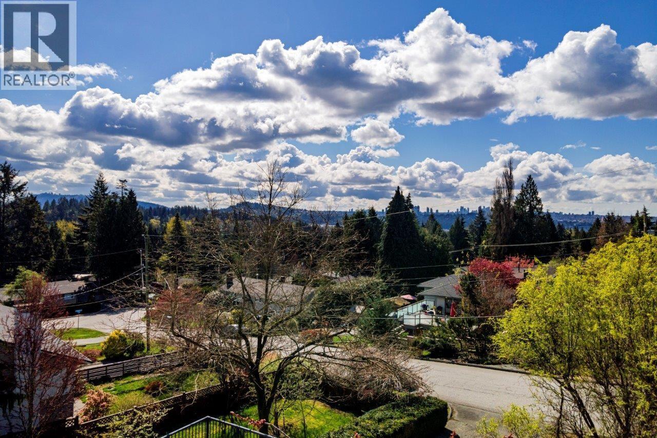 2094 Viewlynn Drive, North Vancouver, British Columbia  V7J 2W8 - Photo 3 - R3165373
