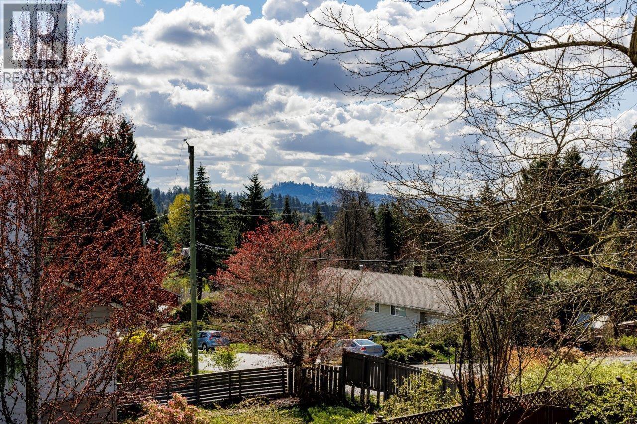 2094 Viewlynn Drive, North Vancouver, British Columbia  V7J 2W8 - Photo 4 - R3165373