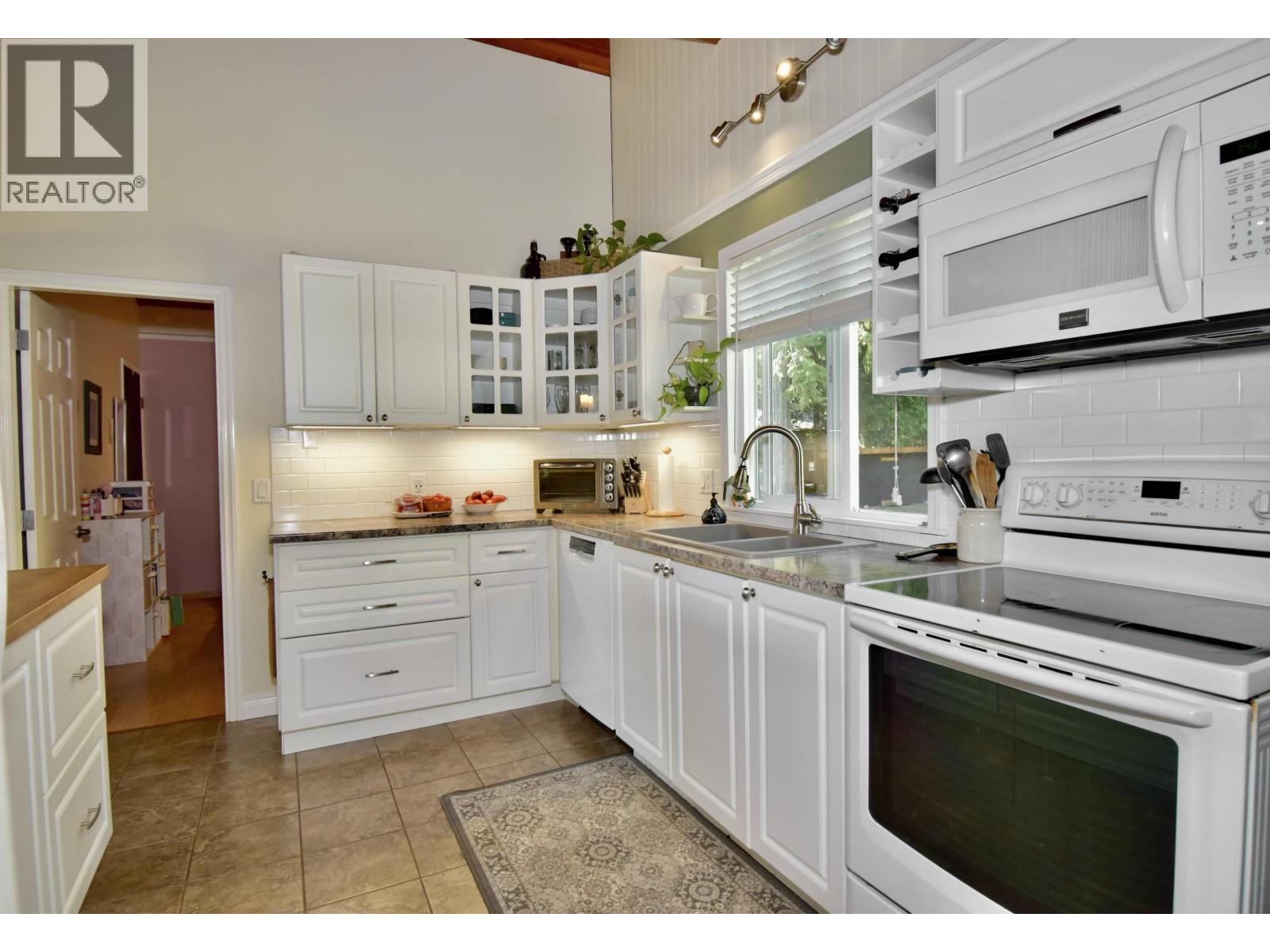 2703 Robinson Road, Roberts Creek, British Columbia  V0N 2W4 - Photo 10 - R3165414