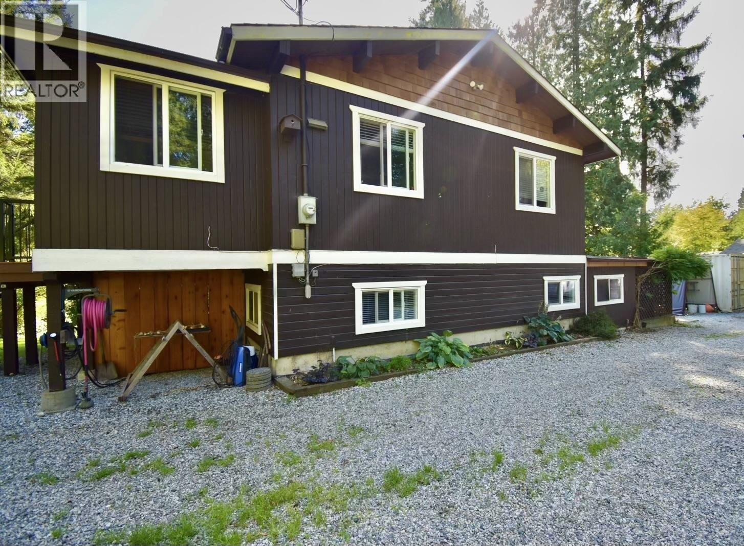 2703 Robinson Road, Roberts Creek, British Columbia  V0N 2W4 - Photo 2 - R3165414