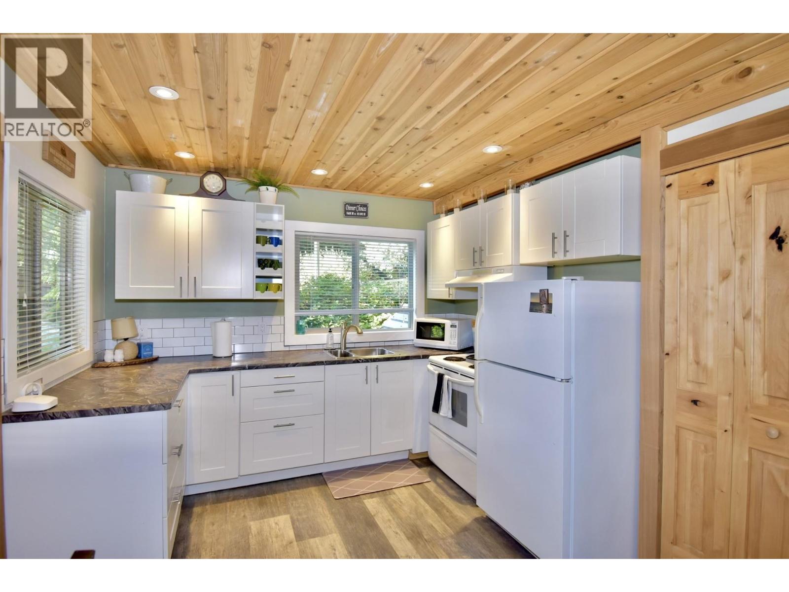 2703 Robinson Road, Roberts Creek, British Columbia  V0N 2W4 - Photo 30 - R3165414