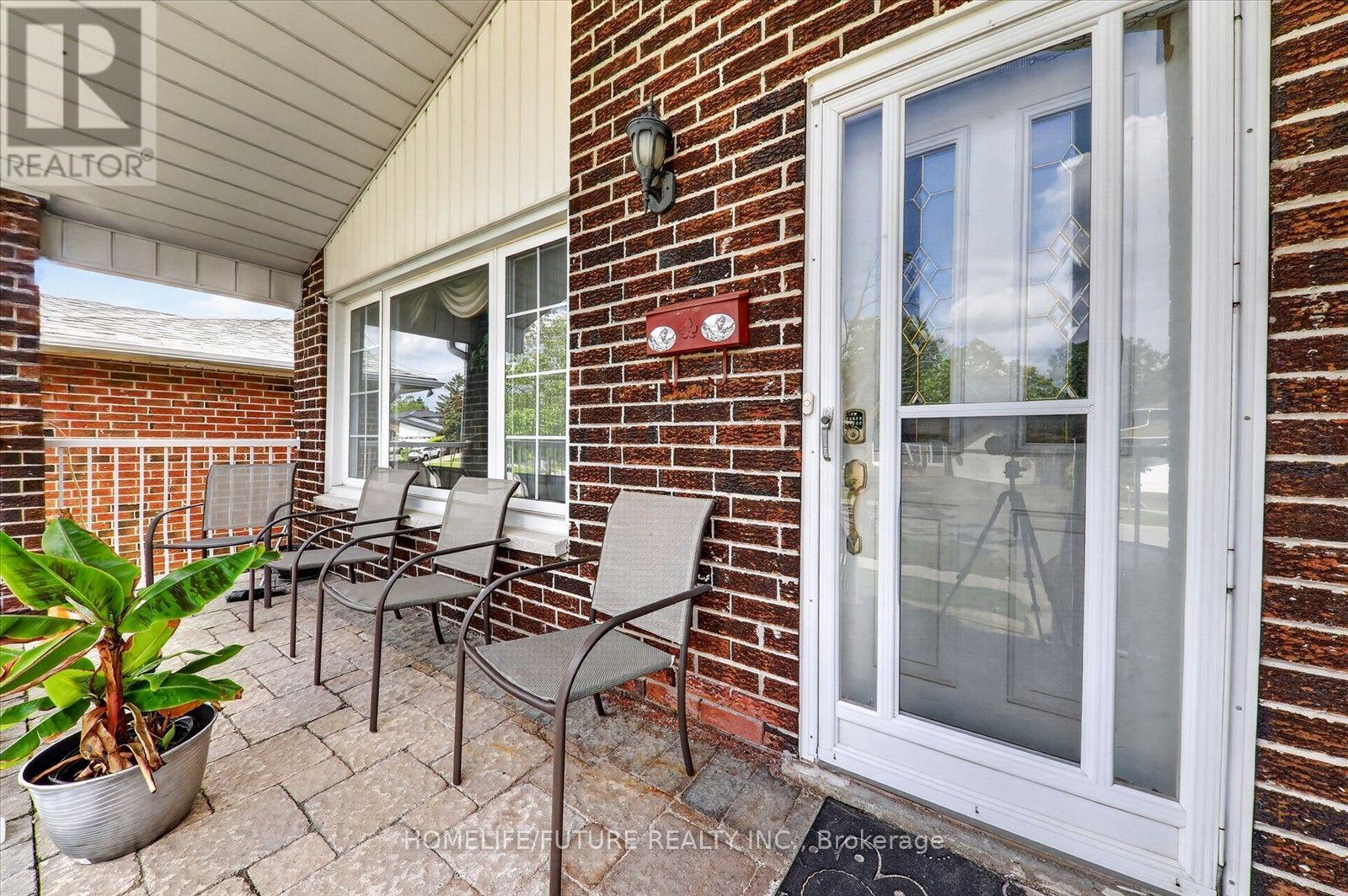 24 Cleethorpes Boulevard, Toronto, Ontario  M1S 3T3 - Photo 4 - E13783332