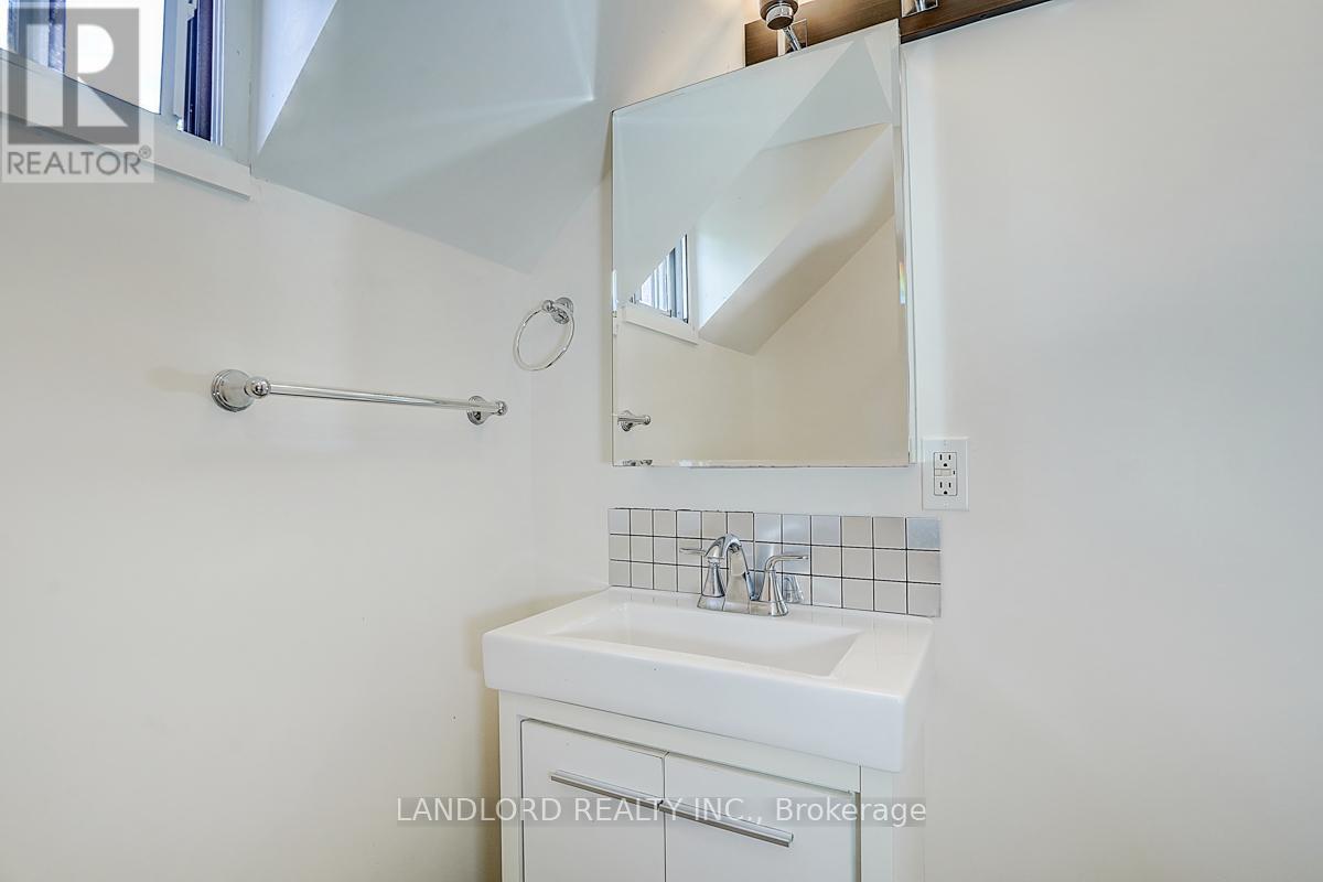 Upper Unit - 92 Neville Park Boulevard, Toronto, Ontario  M4E 3P8 - Photo 33 - E13783334
